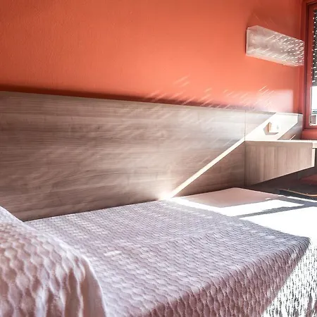Guest house Residencia Salesiana Marti-codolar 2*